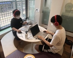 [1번지] 2층 원형테이블에서 노트북과 헤드폰을 빌려요