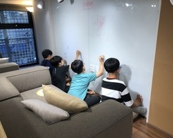 [1번지] 2층 칠판에 그림도 그리고, 낙서도 하고~
