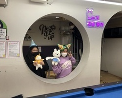 [1번지] 원형 포토존에서 인형과 함께 깜찍하게 찰칵!