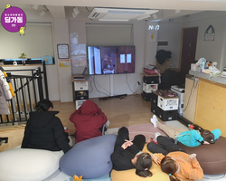 [1번지] 편하게 누워서 영화보는중!