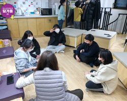 [1번지] 선생님과 공기놀이 내기중!