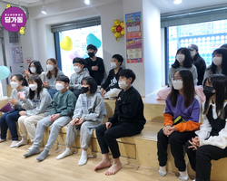 [1번지] 마술쇼에 한껏 집중한 관람객들!