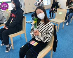 [1번지] 청운위 위촉식날 꽃들고 찰칵!