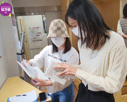 [1번지] 엽서 고르는 중☆